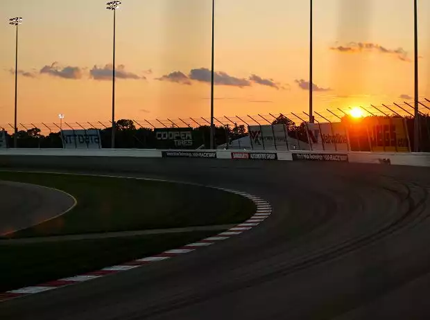 Sonnenuntergang im Gateway Motorsports Park in St. Louis Titel-Bild zur News: Sonnenuntergang im Gateway Motorsports Park in St. Louis