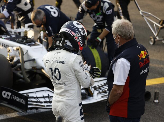 Titel-Bild zur News: Pierre Gasly (AlphaTauri) im Gespräch mit Motorsportkonsulent Helmut Marko (Red Bull)