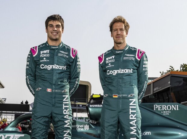 Lance Stroll und Sebastian Vettel (Aston Martin) bei einem gemeinsamen Foto in der Boxengasse in Monza 2021 Lance Stroll und Sebastian Vettel (Aston Martin) bei einem gemeinsamen Foto in der Boxengasse in Monza 2021