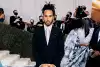 Bild zum Inhalt: Hamilton bei der Met-Gala in New York: Mercedes gibt Entwarnung