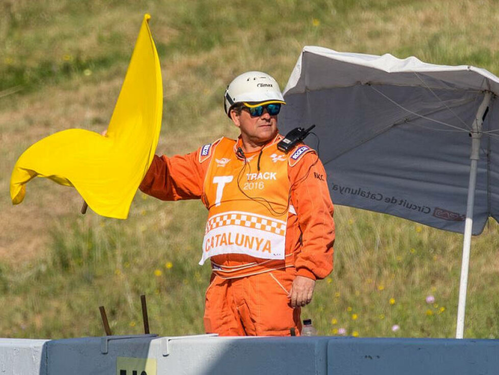 Sportwart mit gelber Flagge