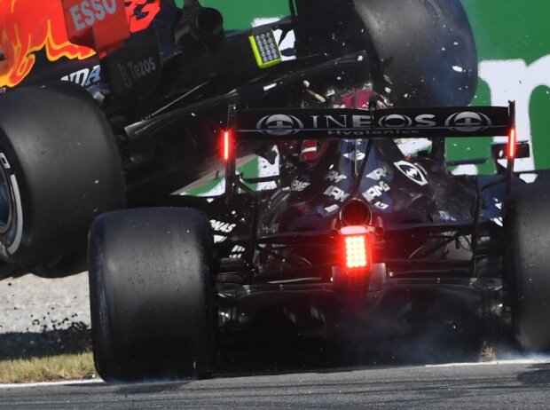 Titel-Bild zur News: Crash/Unfall: Max Verstappen (Red Bull) kollidiert beim Grand Prix von Italien in Monza 2021 mit Lewis Hamilton (Mercedes)