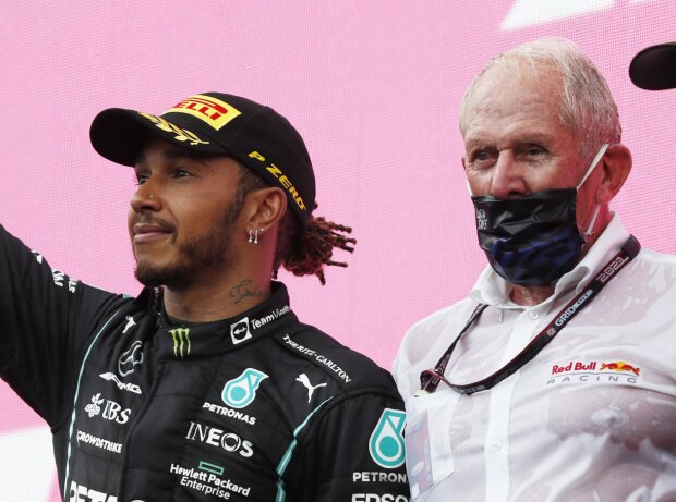 Titel-Bild zur News: Lewis Hamilton (Mercedes) und Helmut Marko (Red Bull) bei der Siegerehrung in Spielberg 2021 auf dem Podium