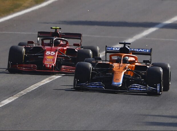 Carlos Sainz (Ferrari) und Daniel Ricciardo (McLaren) fahren beim Grand Prix von Italien in Monza 2021 Rad an Rad auf die erste Schikane zu