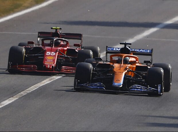 Carlos Sainz (Ferrari) und Daniel Ricciardo (McLaren) fahren beim Grand Prix von Italien in Monza 2021 Rad an Rad auf die erste Schikane zu Carlos Sainz (Ferrari) und Daniel Ricciardo (McLaren) fahren beim Grand Prix von Italien in Monza 2021 Rad an Rad auf die erste Schikane zu