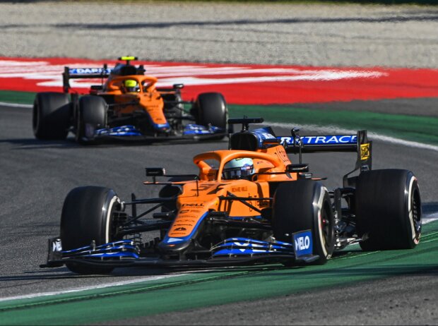 Daniel Ricciardo führt vor seinem McLaren-Teamkollegen Lando Norris beim Grand Prix von Italien in Monza 2021 Daniel Ricciardo führt vor seinem McLaren-Teamkollegen Lando Norris beim Grand Prix von Italien in Monza 2021