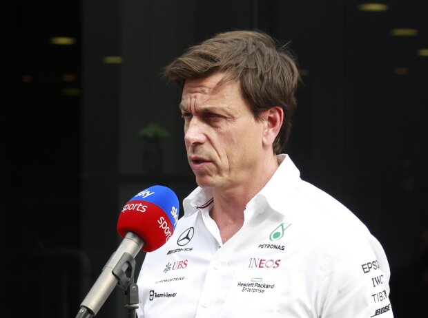 Titel-Bild zur News: Mercedes-Teamchef Toto Wolff gibt dem Sender Sky ein Interview