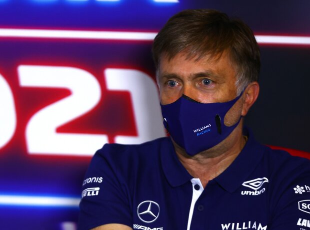 Titel-Bild zur News: Williams-Teamchef Jost Capito bei einer FIA-Pressekonferenz