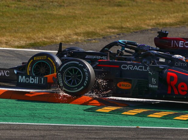 Titel-Bild zur News: Lewis Hamilton (Mercedes W12) und Max Verstappen (Red Bull RB16B) kollidieren beim Formel-1-Rennen von Italien in Monza 2021