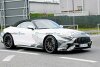 Bild zum Inhalt: Mercedes-AMG SL (2022) zeigt sich als minimal getarnter Erlkönig