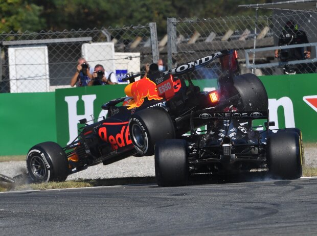 Titel-Bild zur News: Max Verstappen (Red Bull RB16B) & Lewis Hamilton (Mercedes W12) kollidieren im Formel-1-Rennen von Italien in Monza 2021