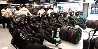 Mercedes-Mechaniker schauen das Rennen, dahinter steht Teamchef Toto Wolff an seinem Kommandopult