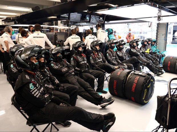 Titel-Bild zur News: Mercedes-Mechaniker schauen das Rennen, dahinter steht Teamchef Toto Wolff an seinem Kommandopult