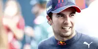 Sergio Perez lächelt im Interview mit dem Sportsender DAZN