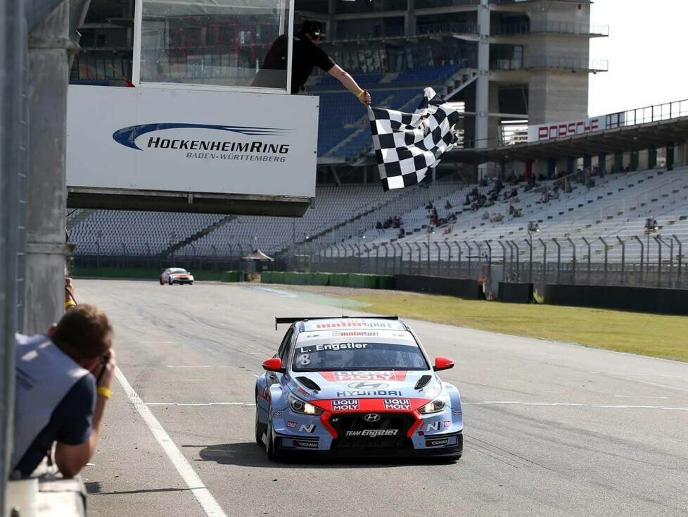 Luca Engstler kürte sich auf dem Hockenheimring zum inoffiziellen Halbzeitmeister der ADAC TCR Germany 2021