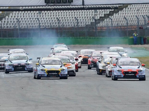 Start des Feldes beim Sonntagsrennen der ADAC TCR Germany auf dem Hockenheimring Start des Feldes beim Sonntagsrennen der ADAC TCR Germany auf dem Hockenheimring