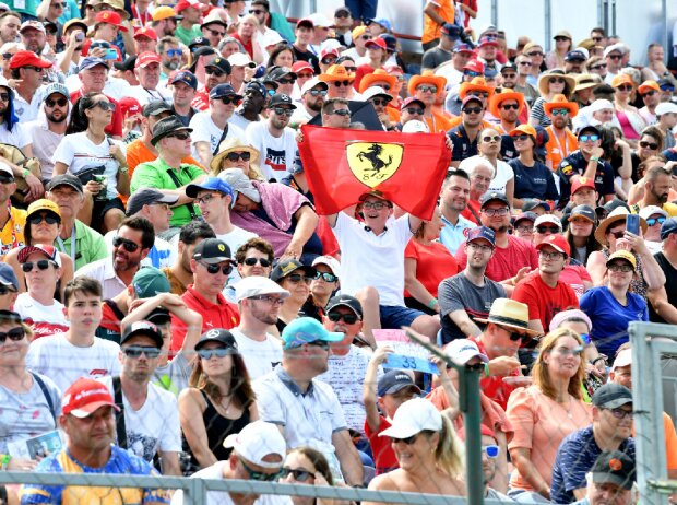 Titel-Bild zur News: Fans beim Formel-1-Rennen von Ungarn in Budapest 2021