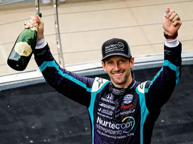 Romain Grosjean jubelt nach dem IndyCar-Rennen 2021 in Indianapolis auf dem Siegerpodest über Rang 2 Titel-Bild zur News: Romain Grosjean jubelt nach dem IndyCar-Rennen 2021 in Indianapolis auf dem Siegerpodest über Rang 2