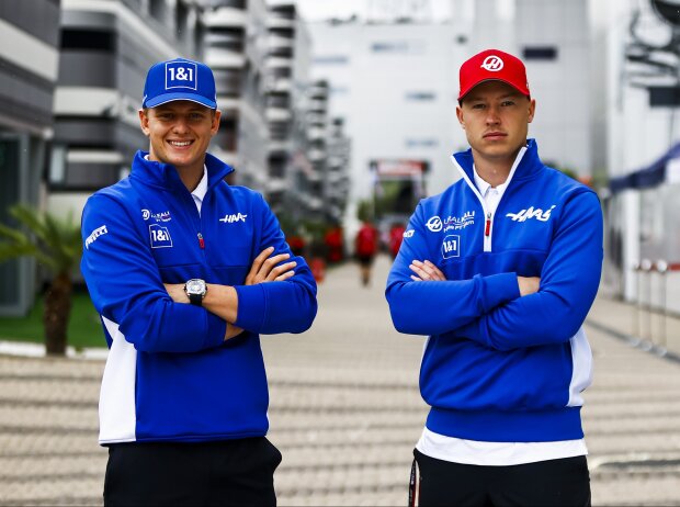 Titel-Bild zur News: Fahrerbekanntgabe Haas-Team 2022: Mick Schumacher und Nikita Masepin posieren im Fahrerlager beim Grand Prix von Russland in Sotschi 2021
