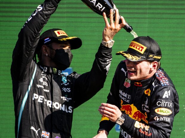 Lewis Hamilton spritzt Max Verstappen bei der Siegerehrung in Zandvoort 2021 mit Champagner voll