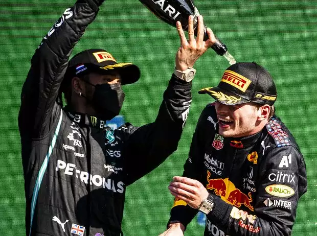 Lewis Hamilton spritzt Max Verstappen bei der Siegerehrung in Zandvoort 2021 mit Champagner voll Titel-Bild zur News: Lewis Hamilton spritzt Max Verstappen bei der Siegerehrung in Zandvoort 2021 mit Champagner voll