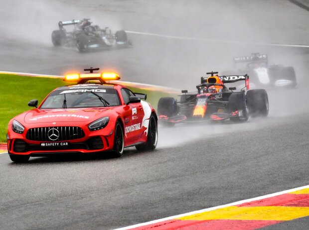 Titel-Bild zur News: Formel-1-Autos hinter dem Safety-Car beim Belgien-Grand-Prix in Spa 2021