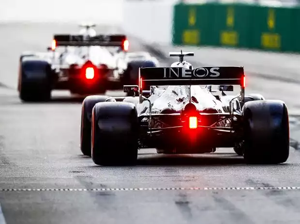 Mercedes-Fahrer Lewis Hamilton 2020 in Sotschi ausgangs der Boxengasse in der Rückansicht mit dem W11 Titel-Bild zur News: Mercedes-Fahrer Lewis Hamilton 2020 in Sotschi ausgangs der Boxengasse in der Rückansicht mit dem W11