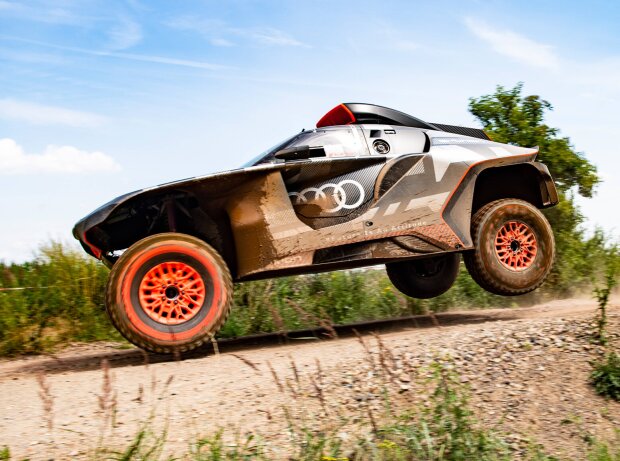 Titel-Bild zur News: Audi RS Q e-tron bei Testfahrten vor der Rallye Dakar