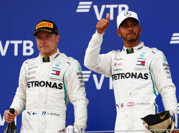 Titel-Bild zur News: Valtteri Bottas & Lewis Hamilton (Mercedes) auf dem Podest beim Formel-1-Rennen in Russland 2018 in Sotschi