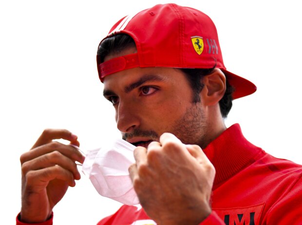 Titel-Bild zur News: Carlos Sainz (Ferrari) setzt am Donnerstag beim Formel-1-Rennen in Russland 2021 eine Maske auf