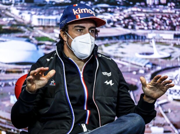 Titel-Bild zur News: Fernando Alonso (Alpine) in der Pressekonferenz vor dem Formel-1-Rennen in Russland 2021