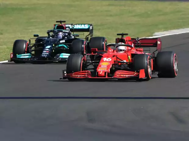 Charles Leclerc (Ferrari) und Lewis Hamilton (Mercedes) im Rad-an-Rad-Kampf beim Grand Prix von Großbritannien in Silverstone 2021 Titel-Bild zur News: Charles Leclerc (Ferrari) und Lewis Hamilton (Mercedes) im Rad-an-Rad-Kampf beim Grand Prix von Großbritannien in Silverstone 2021