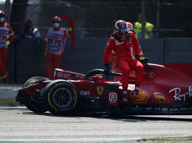 Titel-Bild zur News: Carlos Sainz steigt nach seinem Unfall im Abschlusstraining von Monza 2021 aus seinem Ferrari SF21