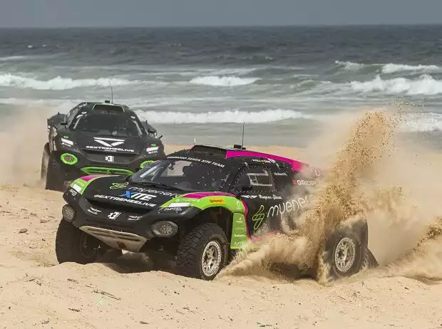Rennfahrzeuge der Extreme E beim Rennen im Senegal 2021 Titel-Bild zur News: Rennfahrzeuge der Extreme E beim Rennen im Senegal 2021