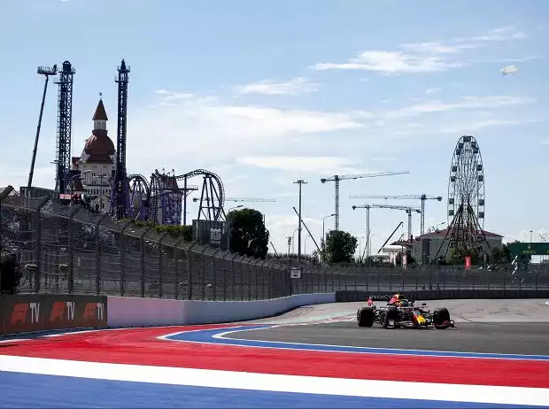 Max Verstappen im Red Bull RB16B im Freien Training zum Grand Prix von Russland 2021 in Sotschi auf dem Sochi Autodrom Titel-Bild zur News: Max Verstappen im Red Bull RB16B im Freien Training zum Grand Prix von Russland 2021 in Sotschi auf dem Sochi Autodrom