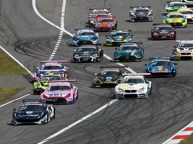 Rennfahrzeuge der DTM beim Start eines Rennens auf dem Nürburgring 2021 Titel-Bild zur News: Rennfahrzeuge der DTM beim Start eines Rennens auf dem Nürburgring 2021