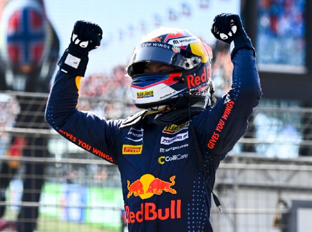 Titel-Bild zur News: Dennis Hauger jubelt über seinen Sieg beim Rennen der Formel 3 in Zandvoort 2021