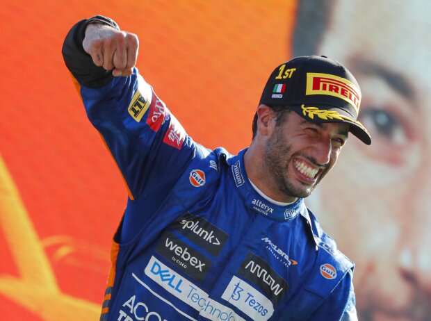 Titel-Bild zur News: Daniel Ricciardo (McLaren) feiert nach seinem Sieg beim Formel-1-Rennen von Italien in Monza 2021