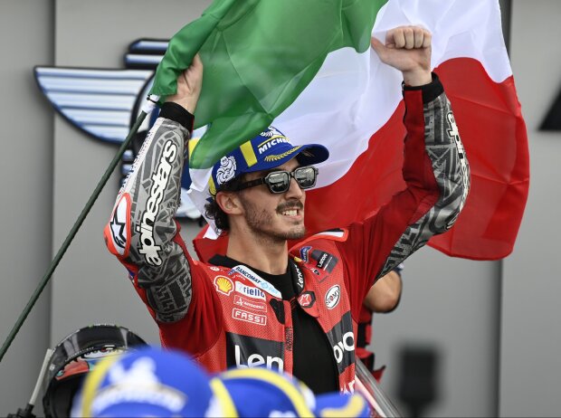 Francesco Bagnaia mit der italienischen Flagge nach seinem MotoGP-Sieg in Misano.