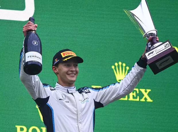 Titel-Bild zur News: George Russell (Williams) feiert Platz zwei beim Formel-1-Rennen von Belgien in Spa-Frnacorchamps 2021