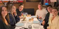 Abendessen zum 25. Geburtstag von Esteban Ocon: Ocon mit Freundin Elena, Lance Stroll mit Freundin Sara, ganz links eine weitere junge Dame und rechts hinten Mick Schumacher
