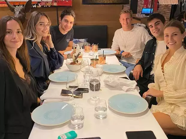 Abendessen zum 25. Geburtstag von Esteban Ocon: Ocon mit Freundin Elena, Lance Stroll mit Freundin Sara, ganz links eine weitere junge Dame und rechts hinten Mick Schumacher Titel-Bild zur News: Abendessen zum 25. Geburtstag von Esteban Ocon: Ocon mit Freundin Elena, Lance Stroll mit Freundin Sara, ganz links eine weitere junge Dame und rechts hinten Mick Schumacher