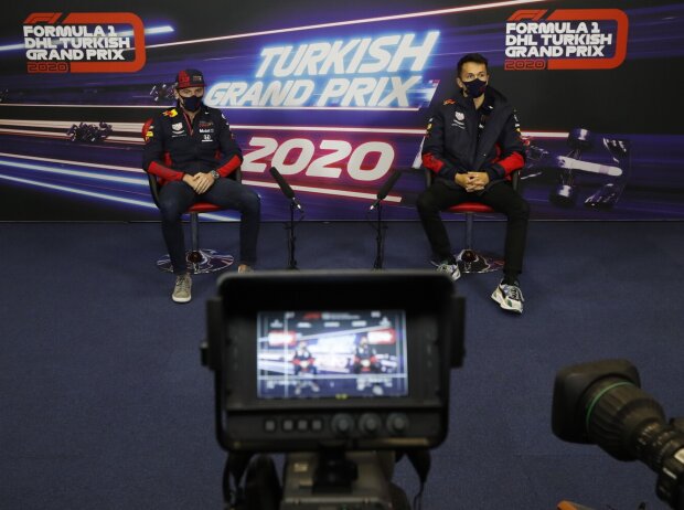 Titel-Bild zur News: Max Verstappen und Alexander Albon 2020 in der Türkei in der Pressekonferenz