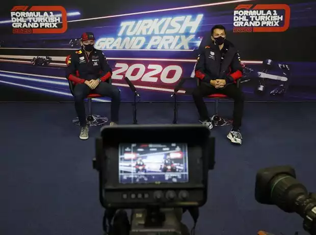 Max Verstappen und Alexander Albon 2020 in der Türkei in der Pressekonferenz Titel-Bild zur News: Max Verstappen und Alexander Albon 2020 in der Türkei in der Pressekonferenz