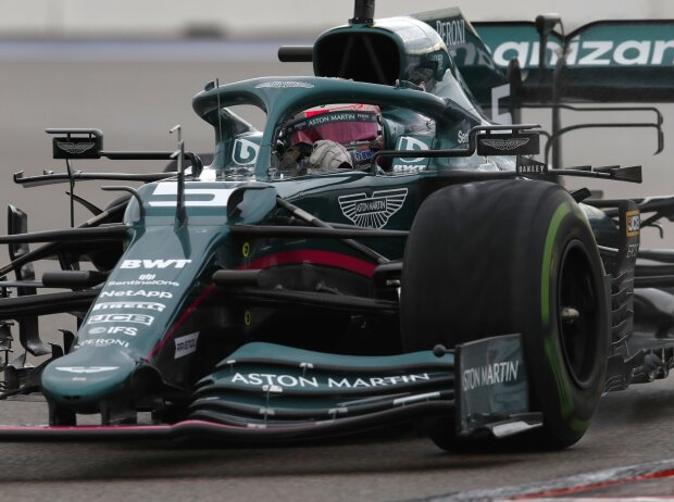 Titel-Bild zur News: Sebastian Vettel im Aston Martin AMR21 im Formel-1-Qualifying zum Russland-Grand-Prix in Sotschi auf nasser Strecke mit Intermediate-Reifen