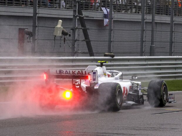 Titel-Bild zur News: Mick Schumacher im Haas VF-21 im Regen im Qualifying zum Grand Prix von Russland der Formel 1 2021 in Sotschi