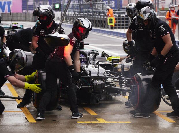 Titel-Bild zur News: Lewis Hamiltons beschädigter Mercedes W12 beim Qualifying zum Formel-1-Rennen von Russland in Sotschi 2021