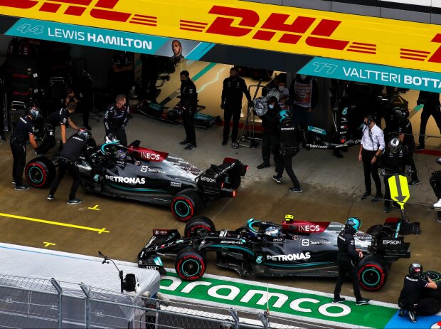 Lewis Hamilton und Valtteri Bottas vor der Mercedes-Box, nach dem Unfall von Hamilton im Formel-1-Qualifying zum Grand Prix von Russland in Sotschi Lewis Hamilton und Valtteri Bottas vor der Mercedes-Box, nach dem Unfall von Hamilton im Formel-1-Qualifying zum Grand Prix von Russland in Sotschi