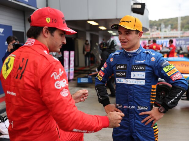 Titel-Bild zur News: Carlos Sainz (Ferrari) und Lando Norris (McLaren) nach der Qualifikation zum Formel-1-Rennen von Russland in Sotschi 2021