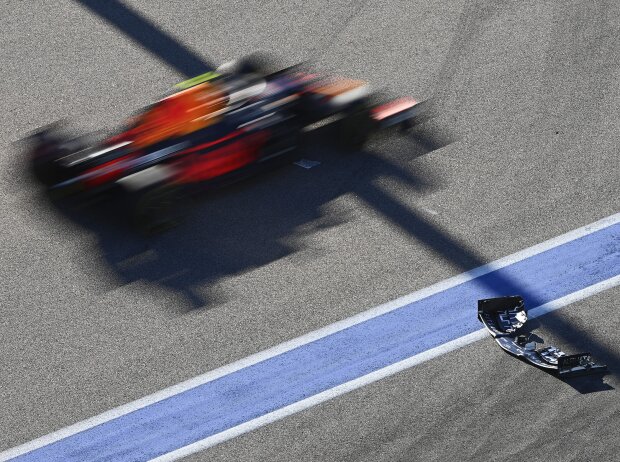 Titel-Bild zur News: Sergio Perez (Red Bull RB16B) fährt in Sotschi am Frontflügel von Pierre Gasly (AlphaTauri AT02) vorbei